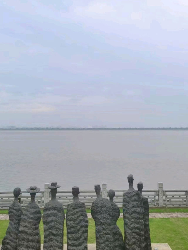 Viewing Tide Park: A Prime Spot for Qiantang River's Spectacular Tidal Bore