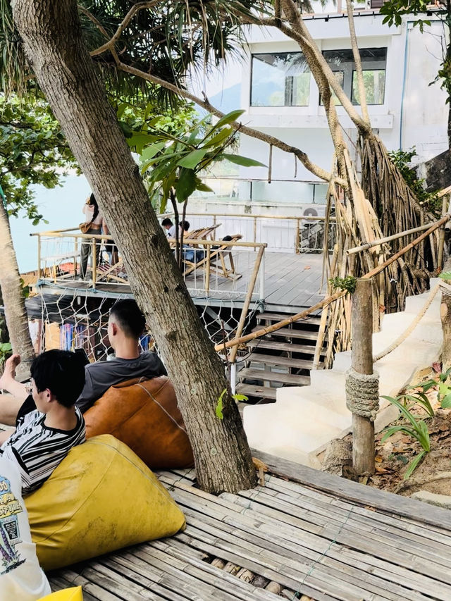 เสื่อผืนหมอนใบ คาเฟ่ริมทะเลภูเก็ต นั่งชิลรับลมทะเล
