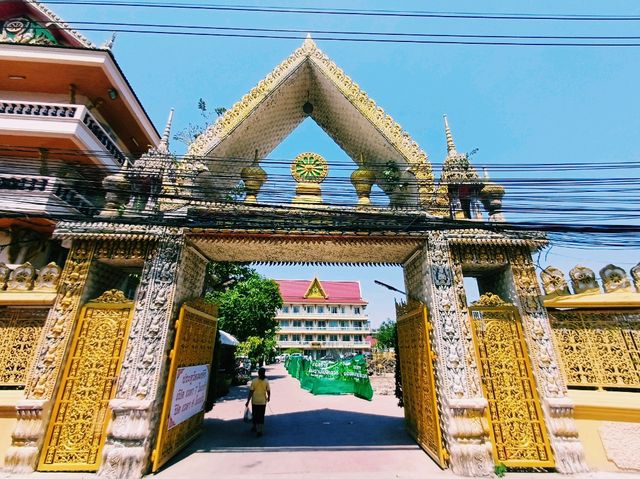 泰國曼谷市中心湄南河畔著名華人文化古跡寺廟景點：Wat Amon Khiri，祈福非常靈驗，適合打卡拍照📸祈福冥想