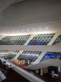 Surrey Libraries - City Centre Branchの建築：未来的なデザインが魅力