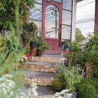 Flourist bakehouse 🍵🍓🌳🌼🪑🍂