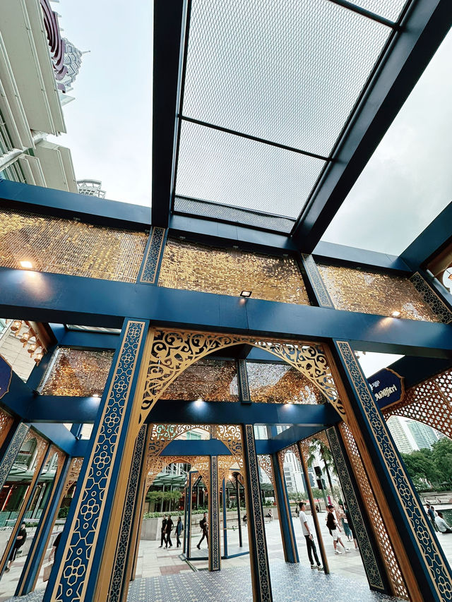A Majestic Raya Beneath the Twin Towers