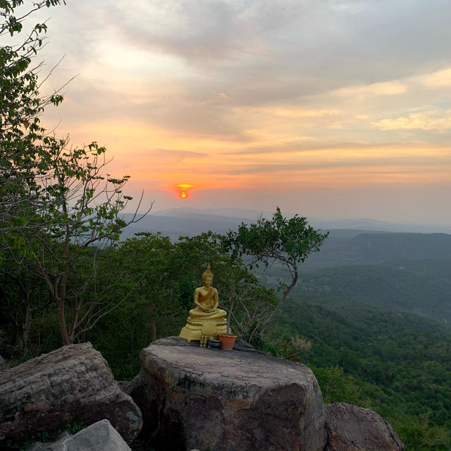 เขาพระยาเดินธง 