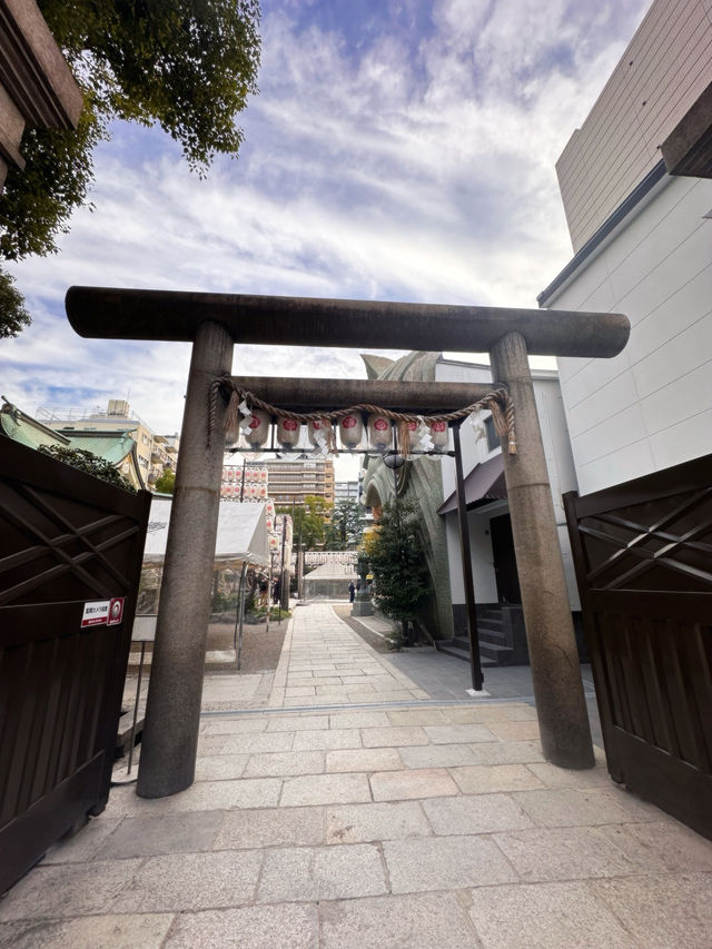 A Must-See in Osaka: The Striking Beauty of Namba Yasaka Shrine