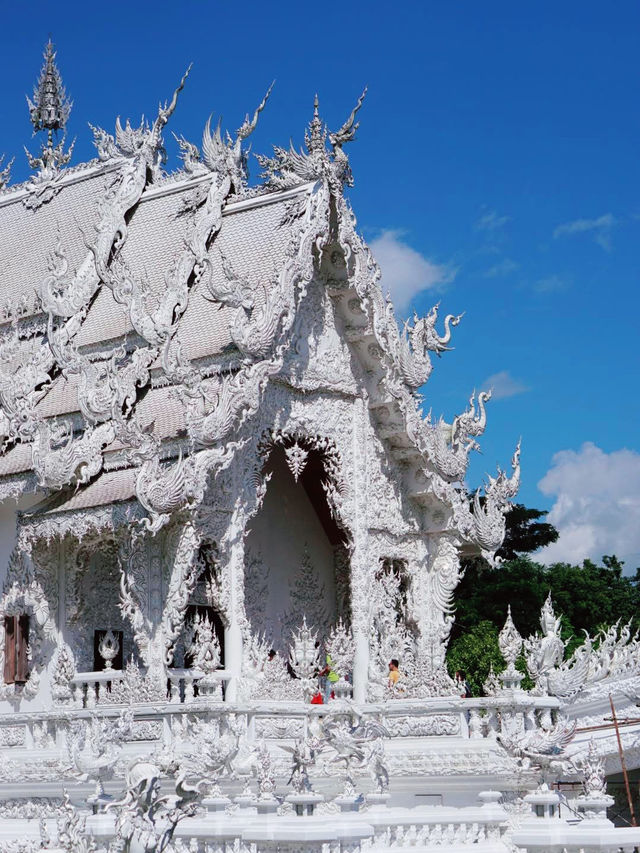 เที่ยววัดร่องขุ่น วัดดังแห่งจังหวัดเชียงราย