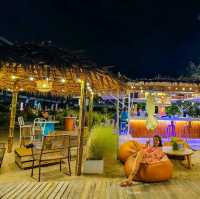 โรงแรมติดริมทะเลชะอำ สระว่ายน้ำพร้อมสไลเดอร์ 