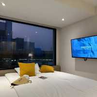 Yello Rooms Hotel ที่พักวิวรถไฟฟ้าสุดปัง
