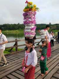 ตักบาตรสะพานมอญ จ.กาญจนบุรี