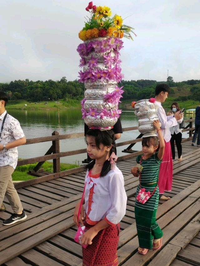 ตักบาตรสะพานมอญ จ.กาญจนบุรี