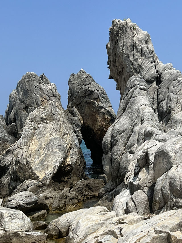 추암 해변 바위들과 바다