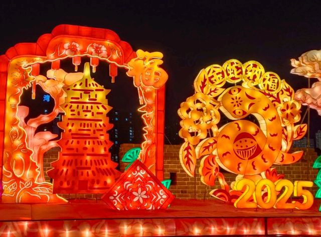 แสดงไฟแสงสีบนกำแพงเมืองโบราณต้าถง