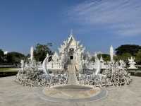วัดร่องขุ่น สถาปัตยกรรมอันงดงามดั่งบนสวรรค์