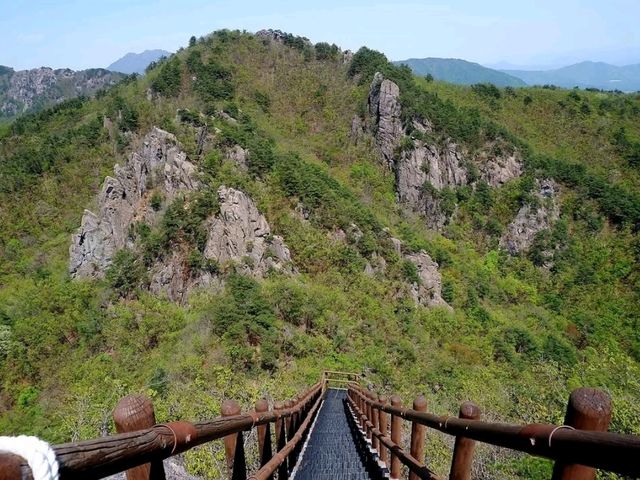 Quiet Trails & Craggy Peaks