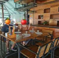 ที่พักเขื่อนเชี่ยวหลาน เล่นน้ำจอยๆ ที่แพภูผาวารี