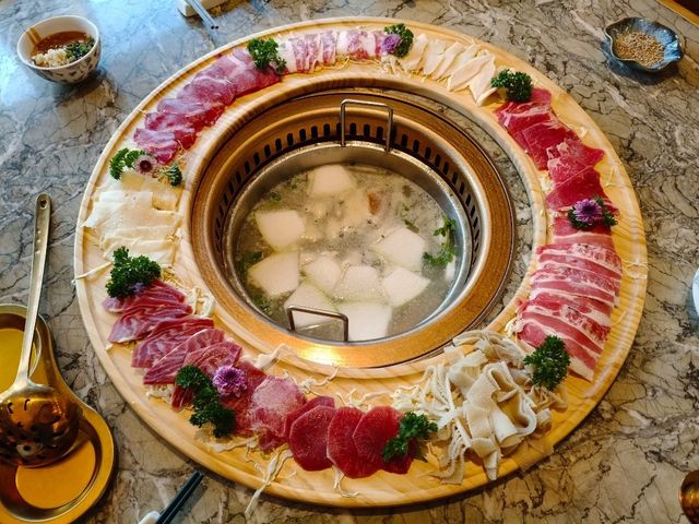 穿越老香江的味蕾之旅：《香江花月》海陸盛宴 🕰️🍽️踏入荃灣廣場的《香江花月》，瞬間被濃厚的懷舊氣息包圍，以懷舊衣車為靈感的裝潢，搭配復古縫紉機擺設，完美重現50年代香江風華 ✂️🏮。
