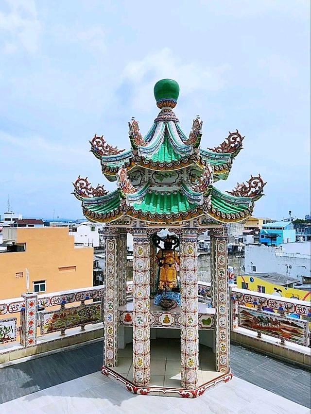 วัดฉื่อฉาง เป็นวัดจีนที่ตั้งอยู่ใจกลางเมืองหาดใหญ่