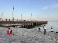 【Baku Promenade 夕暮れ／バクー海岸散歩｜カスピ海と炎の塔が織りなす“黄金の散策劇場”】