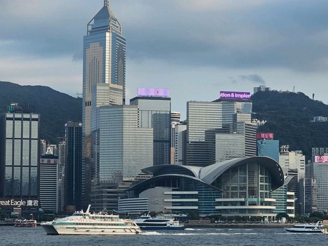 日與夜的景色都同樣令人沉醉的維多利亞港