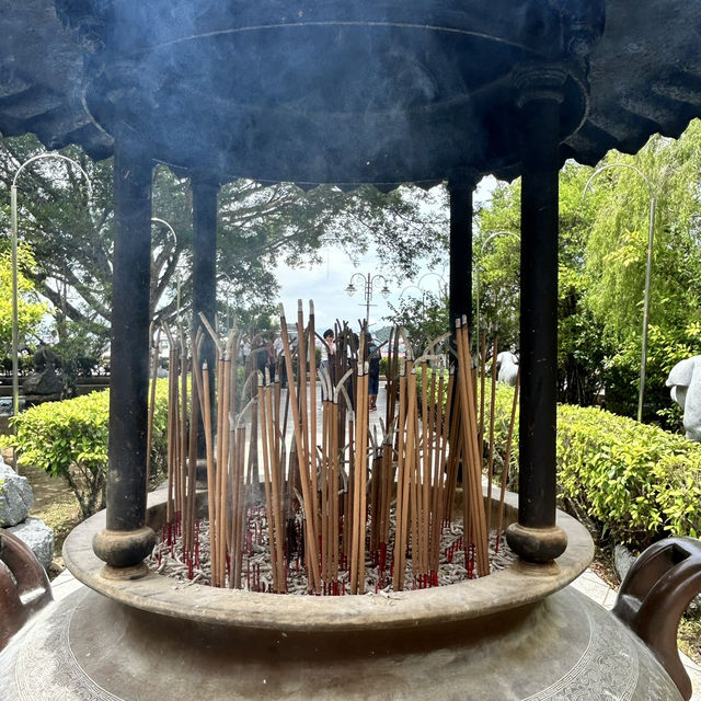 Solo Traveler's Guide to Kek Lok Si Temple: Penang's Majestic Buddhist Wonder** 🏯
