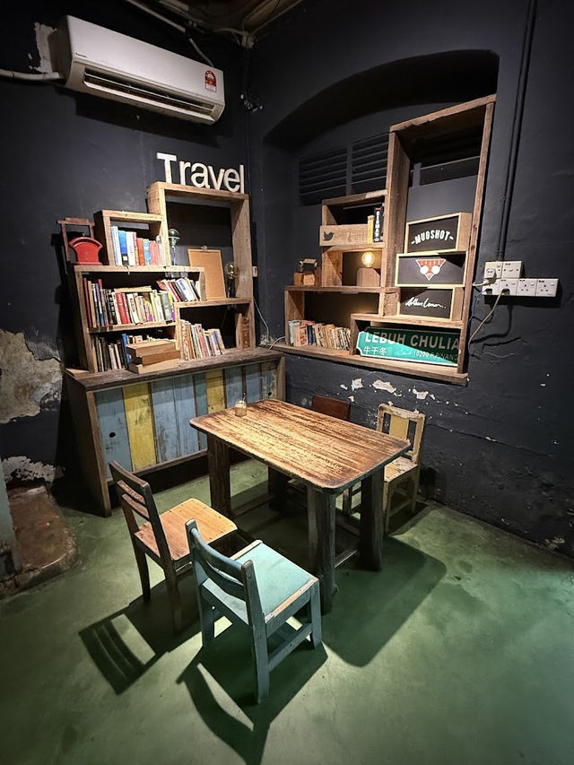 The Mugshot Cafe Bagels, Brews & Heritage Vibes in George Town