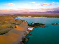 “Sand Lake: The Shimmering Oasis of Desert and Water”