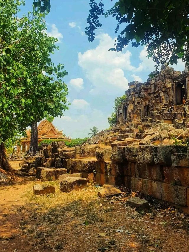 Wat Ek Phnom: A Crumbling Masterpiece of Khmer Glory 🇰🇭