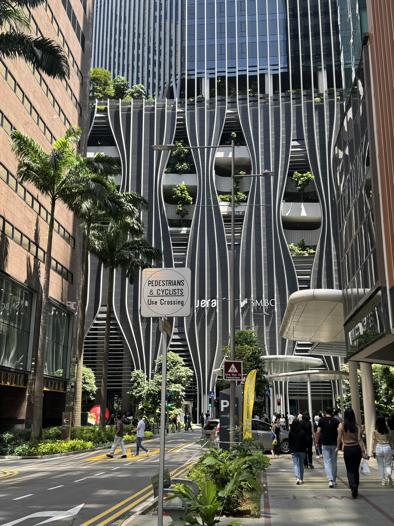 Ini adalah foto-foto dari perjalanan ke Singapura yang dinikmati tanpa mengunjungi Universal!!
Tempat-tempat terkenal seperti Gardens by the Bay, Museum Nasional Singapura, Museum Seni, Marina Bay Sands (tur perahu), Fort Canning Park, Jewel Changi Airport, dan Universitas Teknologi Nanyang.
Tempat terbaik adalah Galeri Nasional Singapura..!
Tidak ada foto makanan, tetapi saya mencoba Song Fa Bak Kut Teh yang terkenal, kepiting cabai seafood, Lau Pa Sat, Toast Box, dan Dong Fang Delicacies. Tentu saja, Song Fa Bak Kut Teh adalah nomor satu!
Yang saya rasa paling penting untuk perjalanan ke Singapura adalah kipas tangan dan payung, haha.
Karena alkohol mahal, jika Anda berencana minum di tempat menginap, bawalah sebotol minuman keras.
Selamat menikmati perjalanan Anda!