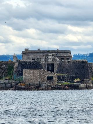 역사적인 해안선과 도시의 매력이 어우러진 아 코루냐