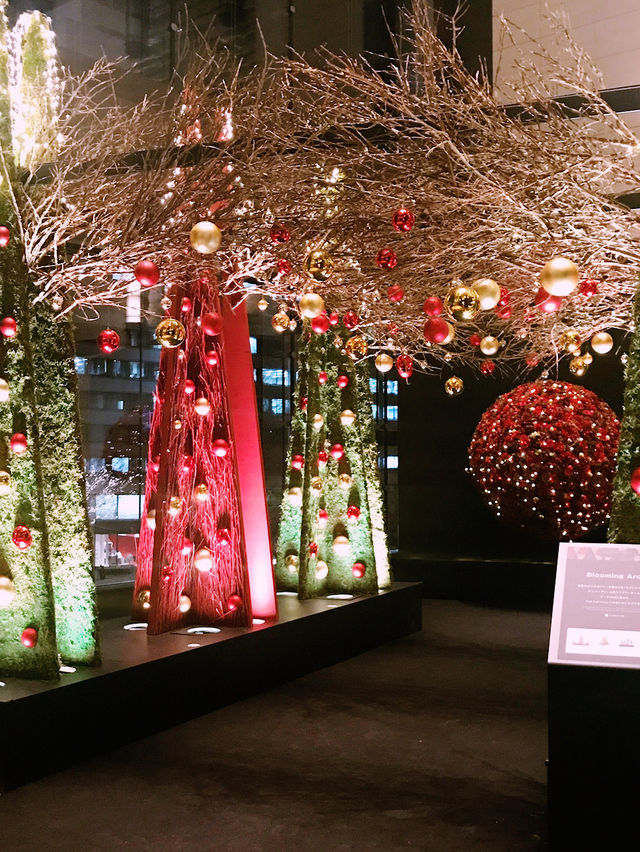 ✨ 丸の内クリスマス記録と2025 予測: 花と光の饗宴からマリオと共に彩る冬へ