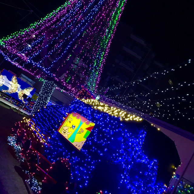 駅前が光の楽園に変身！東逗子駅前イルミネーション「光のクリスマス」2025