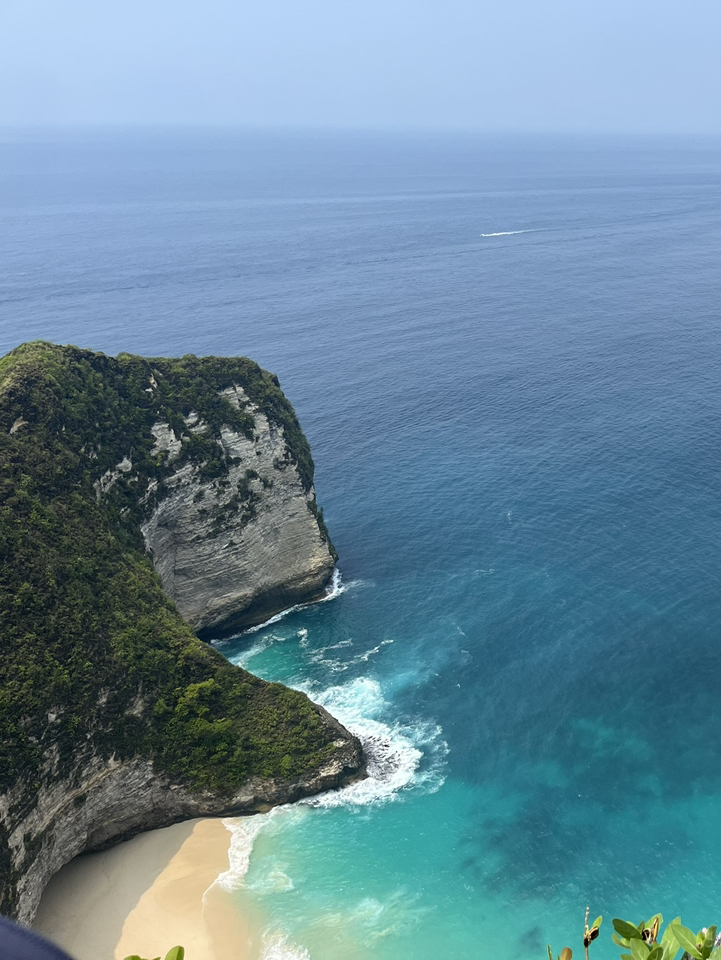 Jika Anda harus memilih sorotan dari perjalanan ke Bali, pastinya Nusa Penida! Pemandangan yang tercipta dari laut zamrud dan tebing-tebingnya benar-benar memukau. Tempat yang wajib dikunjungi dalam perjalanan sehari!

📍 Tempat Wisata di Nusa Penida
✔ Pantai Kelingking – Terkenal dengan tebing berbentuk dinosaurus, tempat sempurna untuk foto ikonik! 📸
✔ Broken Beach – Lengkungan batu besar yang terbentuk oleh ombak 🌊
✔ Angel’s Billabong – Kolam infinity alami dengan warna air yang menakjubkan 💙
✔ Crystal Bay – Surga snorkeling! Berenang bersama ikan tropis 🐠

🕐 Waktu & Rute Tur
⏰ Berangkat pagi → Pulang sore
➡️ Pelabuhan Sanur di daratan Bali → Sekitar 40 menit dengan speedboat
➡️ Setelah tiba di Nusa Penida, transfer dengan jeep/mobil

💰 Harga
✅ Tur sehari sekitar 60~80 USD
(Termasuk: speedboat pulang-pergi, makan siang, pemandu, kendaraan)

💡 Tips Perjalanan
✔ Sepatu sneakers yang nyaman + tabir surya adalah keharusan (banyak tangga!)
✔ Ambil foto di pagi hari! Matahari semakin terik dan tempat menjadi ramai di sore hari
✔ Opsi snorkeling tersedia (tanyakan kepada pemandu sebelumnya)

✨ Anda tidak akan menemukan pemandangan seperti ini di tempat lain di Bali. Tebing putih, laut biru kehijauan, dan langit tak berujung! Nusa Penida bukan hanya tur, tetapi hari penuh kekaguman.