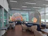 富國島機場候機，走進 THE Sens Lounge，立刻被高挑採光與現代設計吸引