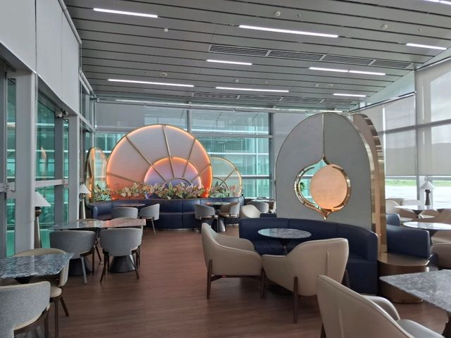 富國島機場候機，走進 THE Sens Lounge，立刻被高挑採光與現代設計吸引