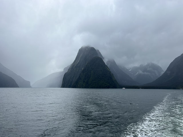 紐西蘭旅遊景點—世界盡頭的奇蹟 — 米佛峽灣 Milford Sound 🌊⛰️🌧️