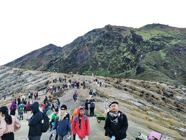 伊真火山──藍色火焰的奇幻世界