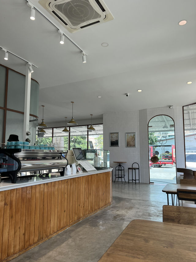 คาเฟ่มินิมอลในชลบุรี เค้กอร่อย ทำงานเพลินๆ คาเฟ่มินิมอลในชลบุรี เค้กอร่อย ทำงานเพลินๆ