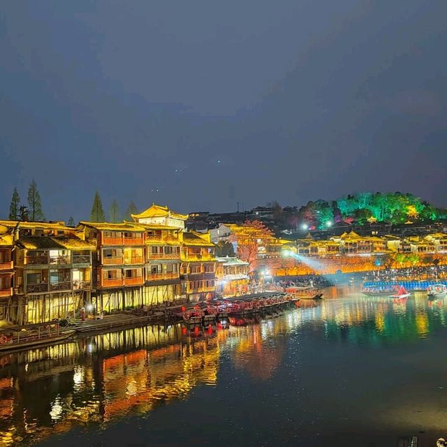 璀璨燈光下的鳳凰古城美景✨