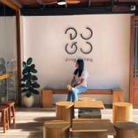 คาเฟ่บ้านไม้ 2 ชั้น ที่ให้นึกถึงสมัยยังเด็ก