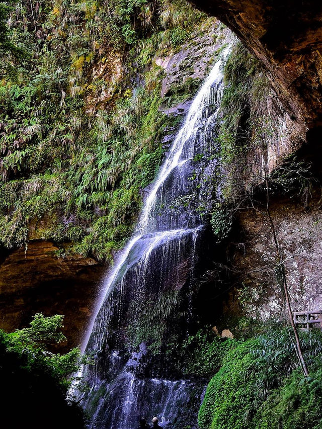 🌿💦 Serenity Unfolds at Songlong Rock Waterfall 🍃🏞️ 🌿💦 Serenity Unfolds at Songlong Rock Waterfall 🍃🏞️