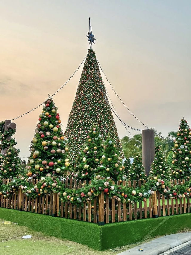 A Tinsel-Tide Arrival: Christmas at West Kowloon's Waterfront Threshold A Tinsel-Tide Arrival: Christmas at West Kowloon's Waterfront Threshold