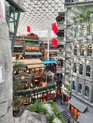 He wants mountain hiking, she wants shopping. Say no more: The Hill 这有山