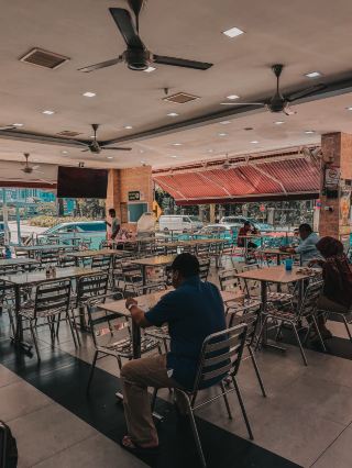 尼克曼小酒館的中場早晨