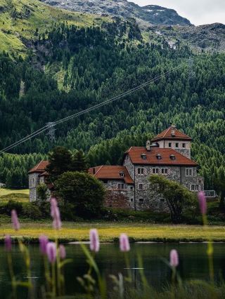 🇨🇭 瑞士 — 完整旅遊指南

瑞士是歐洲最壯麗的旅遊目的地之一,以白雪皚皚的阿爾卑斯山、碧綠的湖泊、迷人的村莊、風景如畫的火車、壯麗的瀑布和美麗的城市而聞名。它尤其受到自然愛好者、攝影愛好者、蜜月旅行者和高端旅行者的青睞。

🏔️ 最佳旅遊目的地

1. 因特拉肯

· 探索瑞士阿爾卑斯山的最佳起點之一

· 被圖恩湖和布里恩茨湖環繞

· 非常適合登山和探險活動

· 附近景點:少女峰、勞特布魯嫩、格林德瓦

2. 勞特布魯嫩

· 被壯麗懸崖環繞的美麗山谷

· 以瀑布聞名,尤其是施陶巴赫瀑布

· 瑞士最上鏡的景點之一

3. 格林德瓦

· 風景如畫的阿爾卑斯山村莊

· 可欣賞艾格峰的壯麗景色

· 熱門活動包括健行、纜車、滑雪和登山探險

4. 採爾馬特

· 以馬特洪峰聞名 🏔️

· 無車山村

· 非常適合滑雪、健行和風景優美的火車之旅

5. 盧塞恩

· 美麗的湖畔城市

· 參觀卡佩爾橋、盧塞恩湖和皮拉圖斯山

· 城市與自然完美融合以及山景

6. 蘇黎世

· 瑞士最大的城市

· 歷史悠久的舊城區、購物場所、博物館和蘇黎世湖

· 許多旅行的理想起點

7. 伯爾尼

· 瑞士首都

· 被聯合國教科文組織列為世界遺產的老城區

· 以其中世紀建築和迷人的街道而聞名

8. 日內瓦

· 位於日內瓦湖畔

· 參觀日內瓦噴泉、舊城區和聯合國總部

· 探索瑞士法語區的絕佳起點

9. 蒙特勒

· 日內瓦湖畔美麗的度假小鎮

· 以湖畔風景和西庸城堡而聞名

· 夏天尤其迷人

10. 聖莫里茨

· 豪華阿爾卑斯山度假勝地

· 以滑雪、美麗的湖泊和高端酒店而聞名

· 瑞士最負盛名的山區度假勝地之一

🚆 風景優美的火車之旅

瑞士擁有完善的鐵路網。一些著名的觀光路線包括:

· 冰河快車 — 採爾馬特 → 聖莫里茨

· 伯恩納快車 — 庫爾 → 提拉諾

· 金色山口快車 — 盧塞恩 → 因特拉肯 → 蒙特勒

伯恩納快車尤其壯觀,沿途穿越山脈、峽谷、橋樑和冰川。

🌦️ 最佳旅遊時間

四月至五月:春季,遊客較少,價格通常較低

六月至八月:最適合健行、欣賞湖泊和綠色的高山風光

九月至十月:美麗的秋色和相對舒適的天氣

十二月至二月:最適合滑雪、體驗雪景和逛聖誕市場

如果您主要想欣賞雪景和山脈,冬季是理想之選。如果想欣賞綠色的山谷和拍攝風景照,六月至九月通常是更好的選擇。

💰 每日預算參考

與許多歐洲旅遊目的地相比,瑞士的消費較高。

· 經濟型:80-130 瑞士法郎/天

· 中檔:150-250 瑞士法郎/天

· 豪華型:300 瑞士法郎以上/天

住宿和交通可能是最大的開銷。提前預訂火車票和飯店有助於降低成本。

📸 必遊體驗

✨ 搭乘火車穿越阿爾卑斯山

✨ 在採爾馬特欣賞馬特洪峰

✨ 遊覽勞特布魯嫩山谷

✨ 盧塞恩湖遊船

✨ 攀登少女峰

✨ 探索格林德瓦

✨ 漫步伯恩老城

✨ 在日內瓦湖畔欣賞日落

✨ 品嚐正宗的瑞士巧克力和起司

首次旅行的最佳路線:

蘇黎世 → 盧塞恩 → 因特拉肯 → 勞特布魯嫩 → 格林德瓦 → 採爾馬特 → 日內瓦/蒙特勒

這條路線完美融合了城市、湖泊、鄉村和瑞士阿爾卑斯山的壯麗景色。