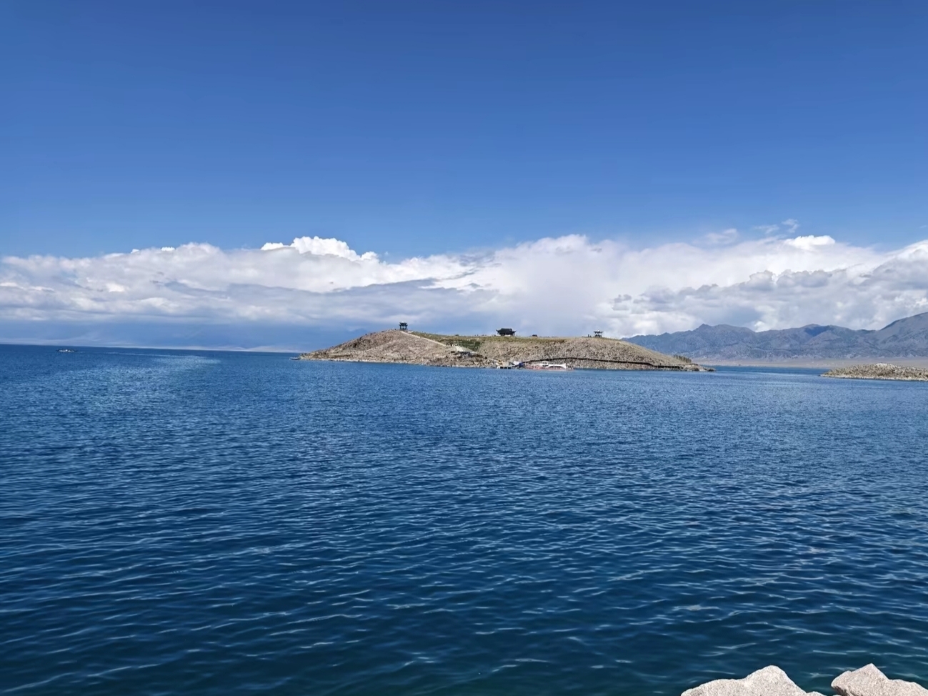 Winging It Happily at Sayram Lake 💙