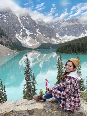 カナダを代表する景色】エメラルドグリーンに輝く湖の絶景 | Trip.com