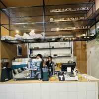【ジョージア🇬🇪/美味しいワッフルが食べられるカワイイお店🧇☕️】