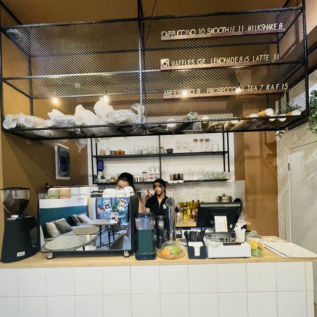 【ジョージア🇬🇪/美味しいワッフルが食べられるカワイイお店🧇☕️】