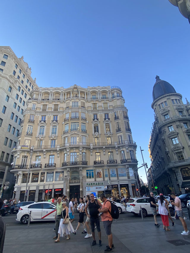 The vibe of Madrid in a couple of pictures. 