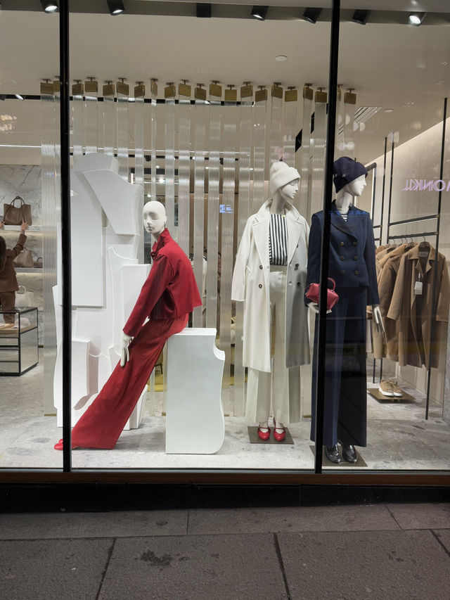 Exploring Karl Johans Gate: Oslo's Lively Main Street🛍️