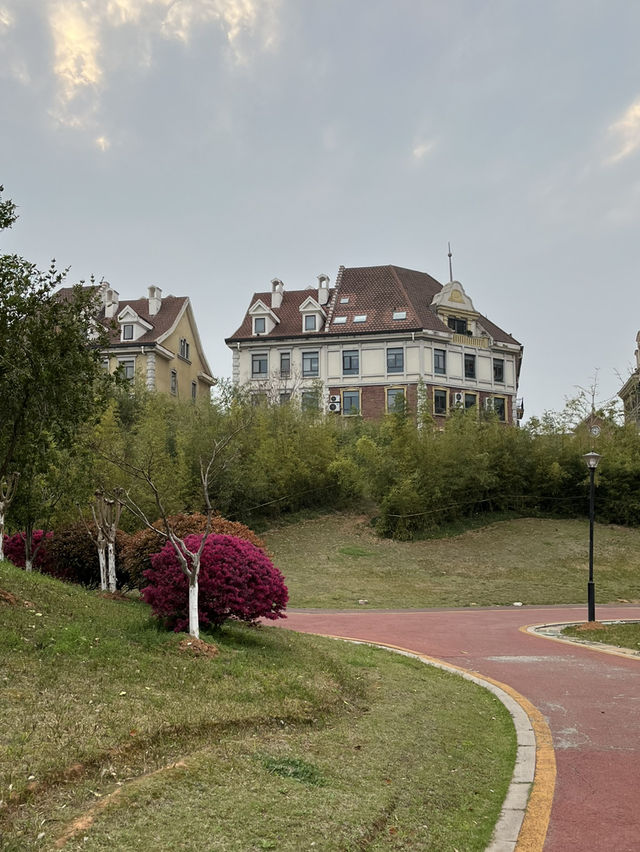 🏰🌸 Nanchang’s Hidden Europe: Pastel Palazzos & Canal Dreams in Luzern Town!